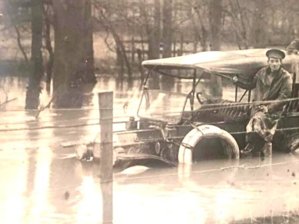 1914Fordingtheriver.jpg