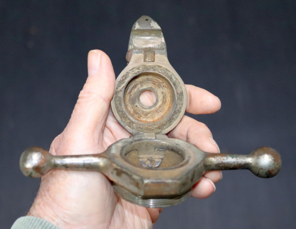 dog bone flip top radiator cap 4.jpg