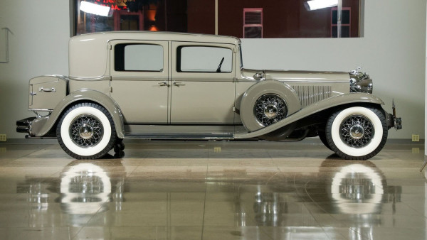 1931-chrysler-imperial-eight-close-coupled-sedan.jpg