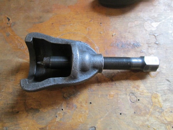 aftermarket Ford w.w. rear hub puller.JPG