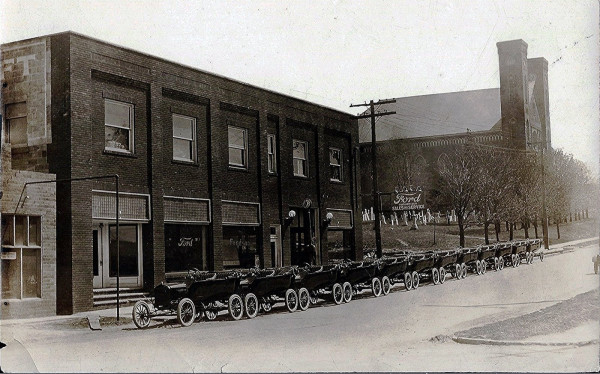 Kroft Ford Dealership early 1920s Enhanced.jpg