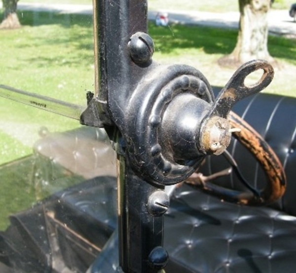 1915 Equal Length windshield hinge - Royce.jpg