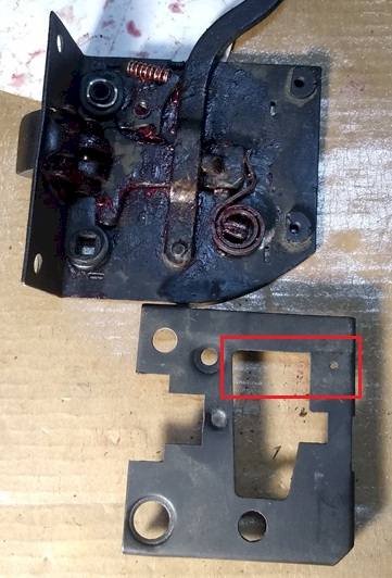 Right latch 01.jpg