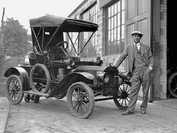 Rob Heyen 1906 Model N no 3 at Ford Dealership.jpeg