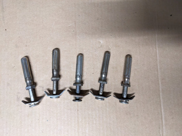 777 Valve stems 12 19 25 B .jpg