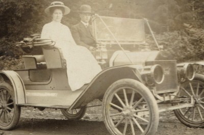 1909 Ford w couple cropped 50 hi rev.jpg