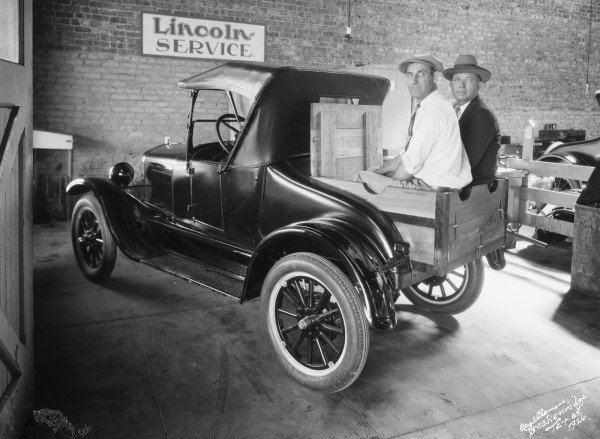 roadster with animal box  .jpeg