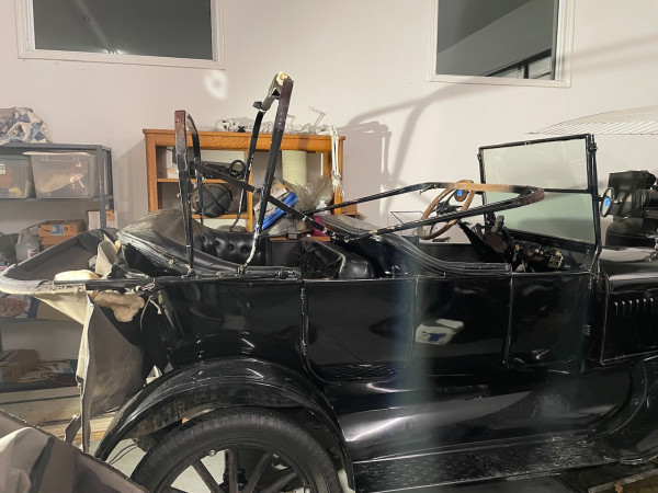 On the 3rd bow (highest in the picture) you can see the broken end of the wood.