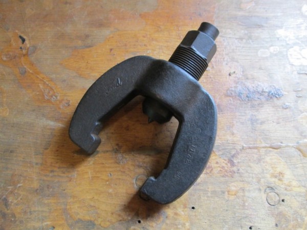 Ford w.w. rear hub puller.JPG