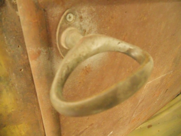 Stirrup type door handle.JPG
