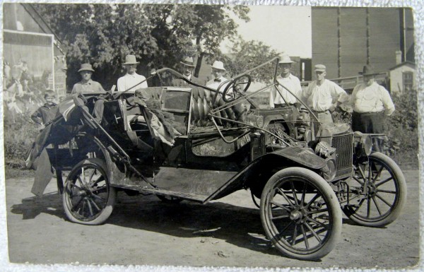 wrecked model T.jpg