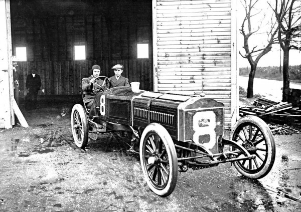 1905-Thomas-Vanderbilt-Cup-Racing-Car-at-the-Thomas-Garage.jpg