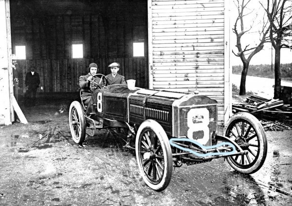 1905-Thomas-Vanderbilt-Cup-Racing-Car-at-the-Thomas-Garage.jpg