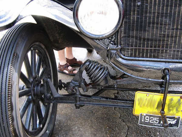 800px-Ford_model_t_suspension.triddle.jpg