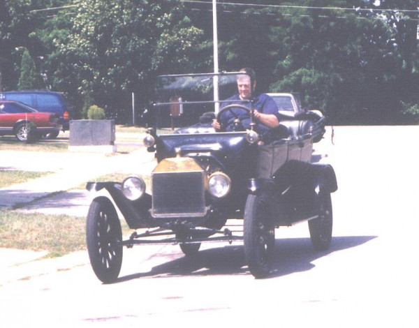 darren driving 1915 T for first time 2002.jpg