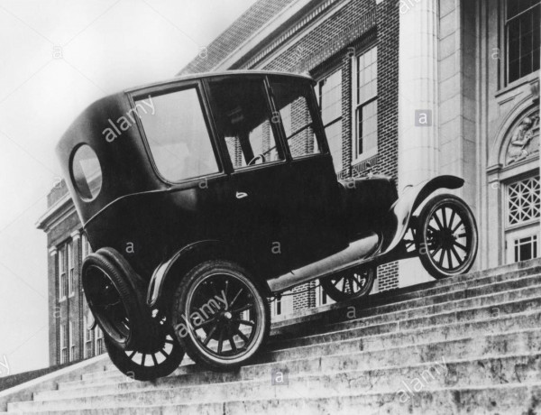 in-order-to-support-the-slogan-the-model-t-drives-everywhere-before-the-court-a-ford-employee-drives-a-tin-lizzy-over-a-staircase-directly-in-front-of-the-entrance-of-the-court-buildings-TA24FF.jpg