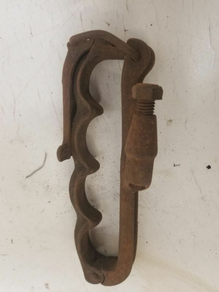 top iron bracket - right.jpg