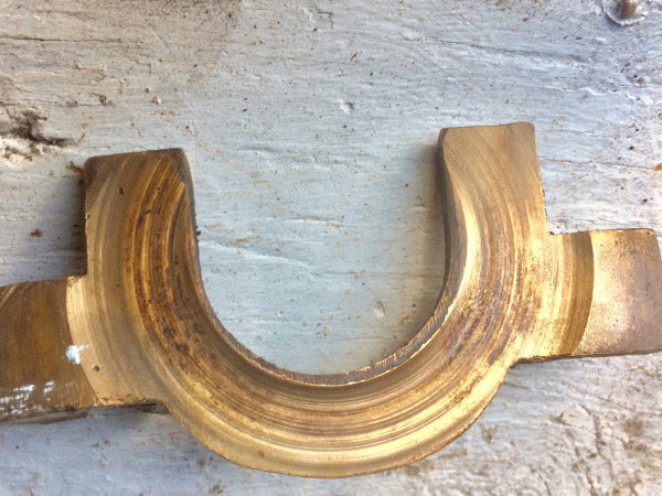 See the circular wear caused by the crank pulley
