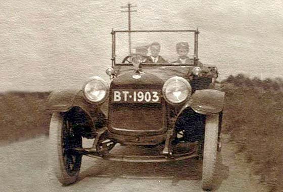 1915_Hupmobile_Model_K_Touring.jpg