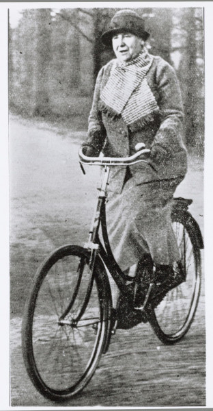 Koningin_Wilhelmina_op_de_fiets,_Bestanddeelnr_012-0028.jpg