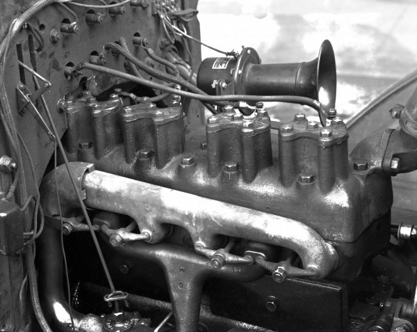 MT Free_Floating_Poppet_Valve_Co_Head_on_Ford_Maching 1920.jpg