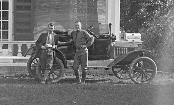 1915earlyrunaboutnotesidelamps.jpg