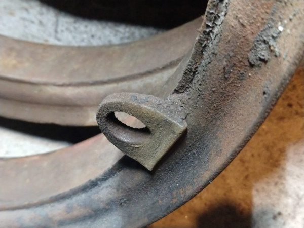 wheel lug on felloe.jpg