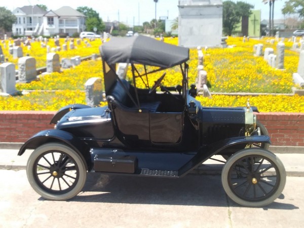 1915 Runabout with yellow flowers Galv 2018.jpg