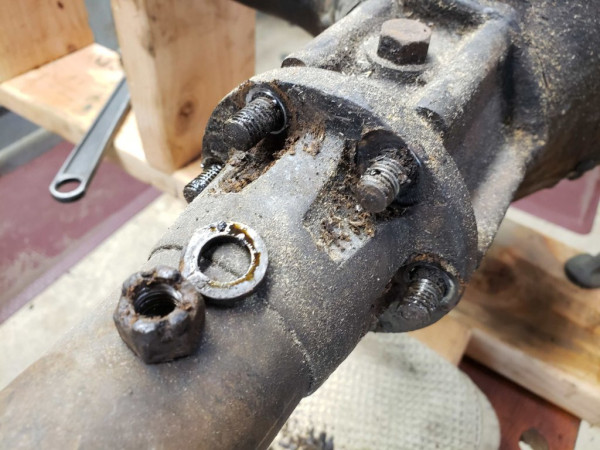 The spool has nuts and studs, not bolts as in later cars.