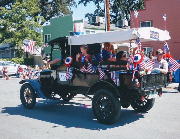 Parade TT.jpg