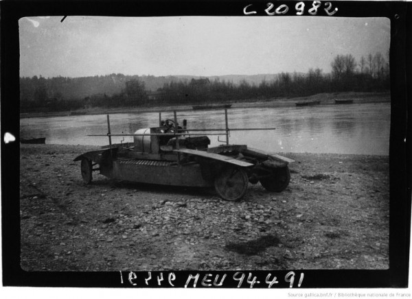 Auto_Ford_transformée_allant_sur_[...]Agence_de_btv1b90547915_1.jpeg