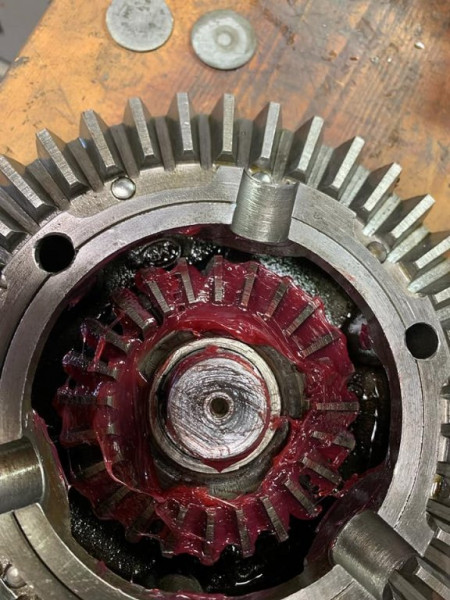 Spider gear in the middle, ring gear on the outside.